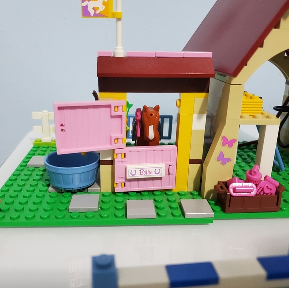 LEGO 3189 Friends Heartlake Stables Set - Picture 3 of 9